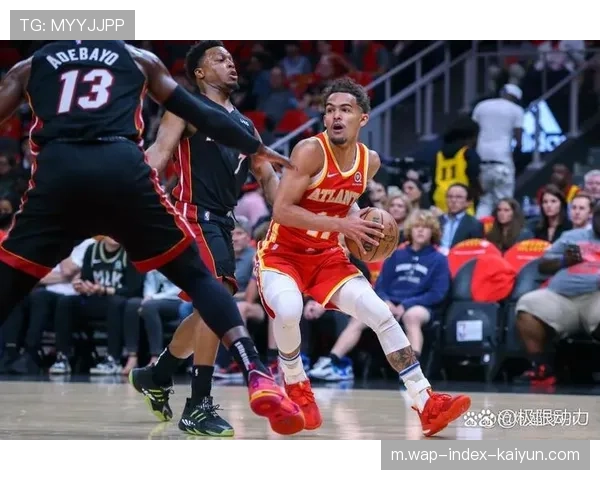 老鹰特雷杨持球投三分威胁，为卡佩拉顺下创造开阔的进攻空间